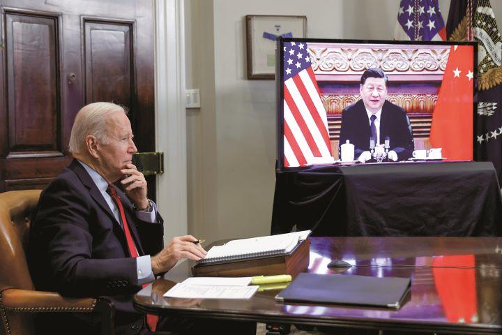 バイデンと中国の習近平主席の初のオンライン会談（昨年11月）　JONATHAN ERNSTｰREUTERS