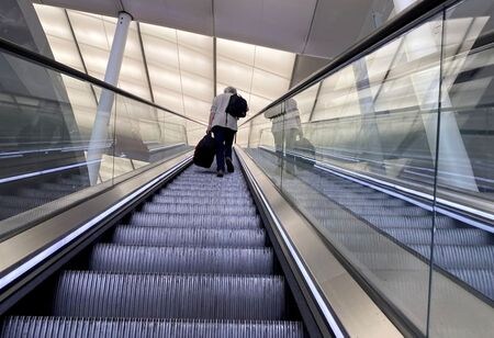 　８月１４日、英国のシャップス運輸相は、フランスからの入国者に１４日間の隔離措置を導入したのは国民の健康を守るためのやむを得ない手段だったと述べた。写真はヒースロー空港で７月撮影（２０２０年　ロイター／Toby Melville）