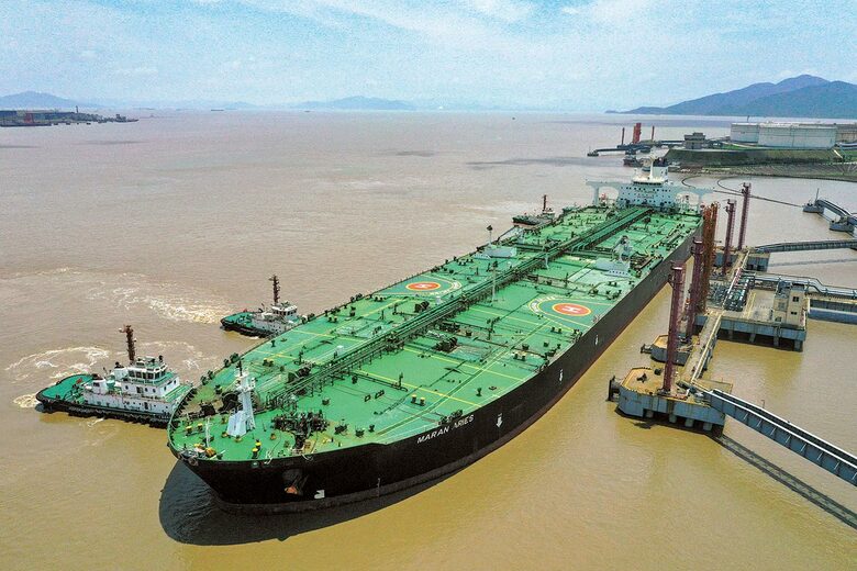 輸出入ルートの確保が急務（浙江省・舟山港に停泊する巨大原油タンカー）