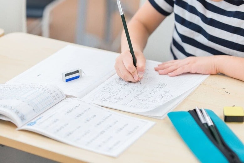 生活条件の違いは子どもの教育達成にも影響する　Finegraphics/photoAC