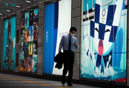 東京株式市場で日経平均は反落。写真は、マスクを着用した通行人。２０２１年５月１４日に都内で撮影。（２０２１年　ロイター／Naoki Ogura）