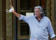 トランプの元側近で極右のバノン、「壁」建設資金の私的流用容疑で逮捕