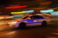 同僚を轢いたカージャック犯を猛追し、発砲するNY市警官