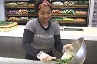 もうハンバーガーじゃない？　健康志向のファストフードサラダ、米「スイートグリーン」の躍進