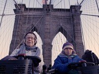 二人のおばあちゃんが、経済の専門家を訪ね歩いて知識を吸収し、アメリカ経済に切り込んだ