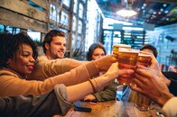 「ちょっとパブに」すら贅沢...　春なのに天気の話もできないイギリス