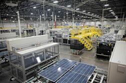 米政権、 太陽光パネル・半導体の主原材料に15％関税へ　6日にも発表