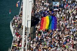 ブダペストで1万人超参加のプライドパレード、オルバン氏敗北後初