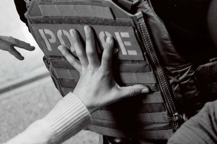 移民拘束中の捜査官に素手で抗議する支援者ら