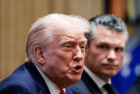 トランプ米大統領は２３日、ベネズエラで近く地上攻撃が行われる可能性があると示唆し、同国の麻薬組織（カルテル）に対する作戦について、議会に宣戦布告を要求する必要はないという考えを示した。写真はホワイトハウスで９日撮影（２０２５年　ロイター/Evelyn Hockstein）