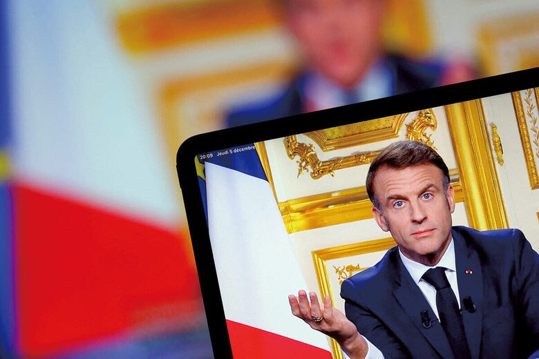 内閣総辞職後、国民向けにテレビ演説をするマクロン（12月5日）　CHRISTIAN HARTMANNｰREUTERS