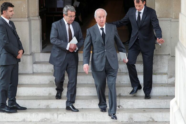 写真はエドゥアール・バラデュール元首相（中央）。2017年9月日、パリ近郊ヌイイ・シュル・セーヌで撮影。REUTERS/Charles Platiau