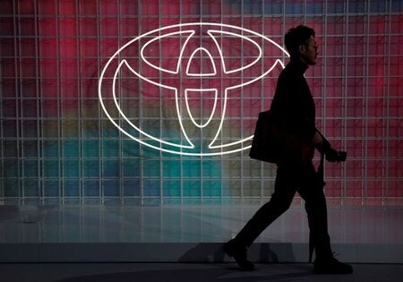 ６月２２日、トヨタ自動車は、新型コロナウイルスの影響による新車需要低迷を受けた国内での生産調整を、７月も一部の完成車工場で続けると発表した。写真はトヨタのロゴ。東京モーターショーで２０１９年１０月撮影（２０２０年　ロイター/Edgar Su）