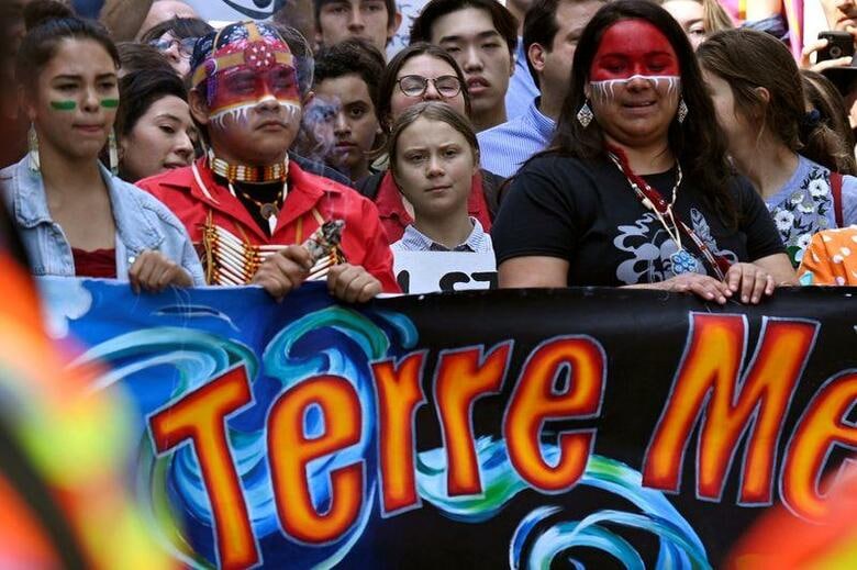 8日に受賞者が発表される今年のノーベル平和賞は、有力候補にスウェーデンの環境活動家、グレタ・トゥンベリさん（写真中央）、ベラルーシの反政権派、スベトラーナ・チハノフスカヤ氏、ロシアの反政権活動家、アレクセイ・ナワリヌイ氏などが挙がっている。カナダのモントリオールで2019年9月撮影（2021年　ロイター/Andrej Ivanov）