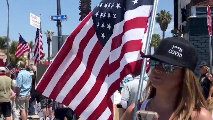 カリフォルニア州でロックダウンの解除を求める住民たち（今月26日）　Kelly Neill-REUTERS