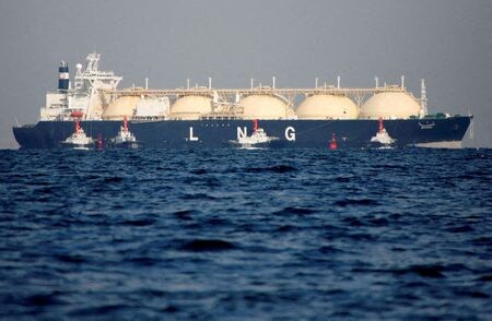 経済産業省主催で「アジアグリーン成長パートナーシップ閣僚会合（ＡＧＧＰＭ）」の第２回会合が開かれ、アジア各国のカーボンニュートラル実現に向けた移行（トランジション）を資金面で支援する際のガイドラインを世界の主要金融機関が参加するグループが取りまとめた。ＬＮＧタンカー、富津で2017年撮影。（2022年　ロイター/Issei Kato/File Photo）