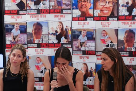 イスラエル外務省の高官は１日、イスラム組織ハマスがパレスチナ自治区ガザで拘束している人質を話し合いや「他の手段」によって解放することが可能との見解を示した。写真は人質解放を求める家族ら。１０月撮影（２０２３年　ロイター/Ronen Zvulun）