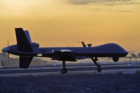インドがこのほど国内の軍事用ドローン（無人機）メーカーに対し、安全保障面の脆弱性への懸念を理由に中国製部品の使用を禁止したことが国防・業界関係者４人の話や資料で明らかになった。写真は無人攻撃機MQ-9　リーパー。アフガニスタンで2009年撮影。提供写真（2023年 ロイター/Efren Lopez/U.S. Air Force photo/Handout/File Photo）