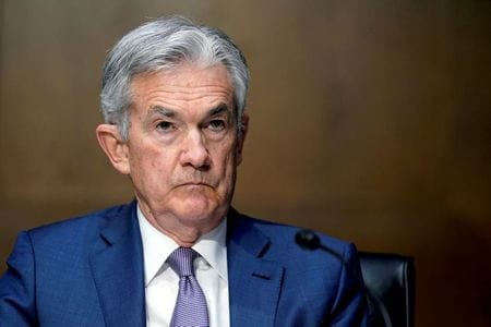 ６月４日、米連邦準備理事会（ＦＲＢ）のパウエル議長は、気候変動問題が長期的な経済上の懸念であるものの、現時点で米金融政策に反映させることはしないとの認識を示した。写真は２０２０年１２月、議会証言を行うパウエル議長（２０２１年　ロイター／ Susan Walsh）