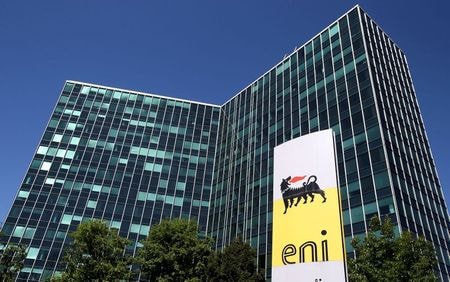 　４月２０日、イタリアのＥｎｉ は、西アフリカおよび中東の石油・ガス事業の分離を検討し、新たな合弁会社を設立することを検討している。写真はＥｎｉのロゴ。イタリアのサン・ドナート・ミラネーゼで２０１６年４月撮影（２０２１年　ロイター／Stefano Rellandini）