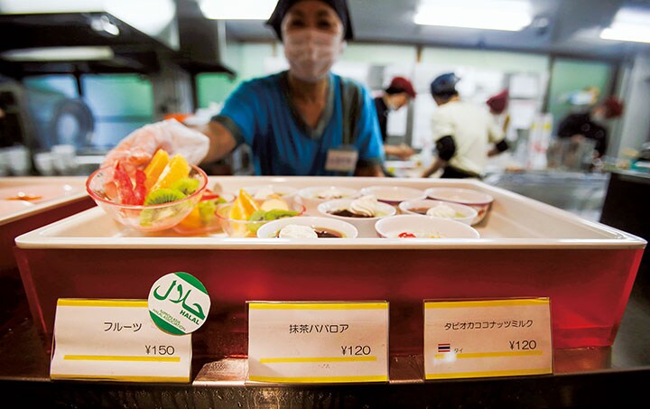 ハラール認証を受けたカットフルーツを提供する食堂（千葉）　Yuya Shino-REUTERS