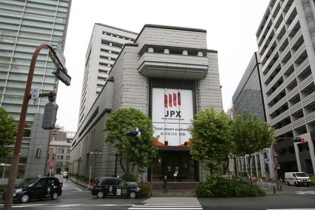 　１０月１日　東京証券取引所などがシステム障害で取引全面停止になった事態を受け、証券各社は対応に追われている。写真はシステム障害で全銘柄の売買が止まった東京証券取引所。１０月１日、東京で撮影（２０２０年　時事通信）