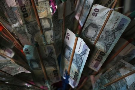 　４月２９日、タイ中央銀行は、市場の据え置き予想に反して政策金利を１．７５％から１．５０％に引き下げた。ナコーンパトム県の寺院で２０１３年３月撮影（２０１５年　ロイター/Damir Sagol）