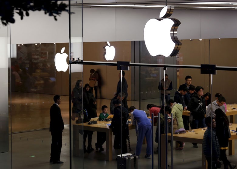 2013年にアップルは『315晩会』の放送をきっかけに、「中国人だけ差別している」と叩かれ、謝罪に追い込まれた（深圳のアップルストア）　Bobby Yip-REUTERS
