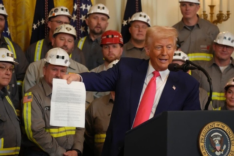 炭鉱労働者たちの前で火力発電所増設の大統領令に署名したトランプ（4月8日、ホワイトハウス）　© Andrew Leyden/ZUMA Press Wire