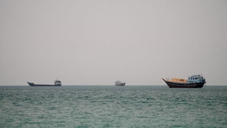 ホルムズ海峡を航行する船舶。オマーン・ムサンダムから２９日撮影。REUTERS/Stringer