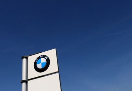 　７月１０日、ドイツの自動車メーカーＢＭＷは１０日、タカタ製エアバッグのガス発生装置（インフレーター）に欠陥があり、事故を引き起こす可能性があるとして、米国で３９万４０００台をリコールすると発表した。写真はＢＭＷのロゴ。ベルギーのブリュッセルで昨年６月撮影（２０２４　ロイター／Yves Herman）