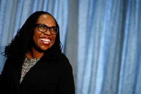 　米連邦最高裁は３０日、バイデン大統領が指名したリベラル派のケタンジ・ブラウン・ジャクソン氏（５１）が黒人女性として初めて判事に就任する。米首都ワシントンで３月３１日撮影（２０２２年　ロイター/Jonathan Ernst）