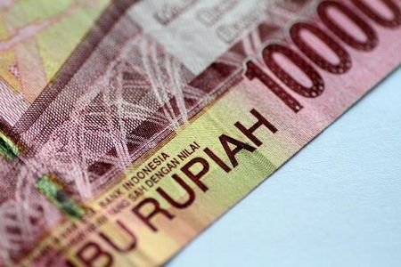 　３月１６日、インドネシア中央銀行は主要政策金利を据え置いた。写真はルピア紙幣。２０１７年６月撮影（２０２３年　ロイター/Thomas White）