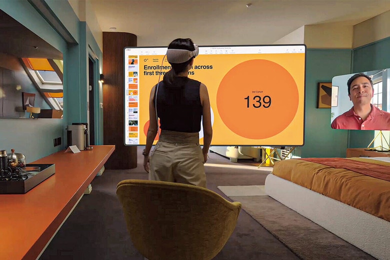 左右それぞれが「4Kテレビ」以上のピクセル数を持つというディスプレイや、装着者の目を表示できる機能などを誇るアップルのビジョン・プロ　COURTESY OF APPLE