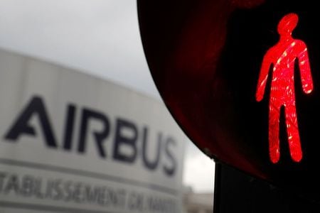 　６月３０日、欧州航空機大手・エアバスは、１年以内に１万５０００人を削減する計画を３０日に発表した。写真は仏国内で４月撮影（２０２０年　ロイター/Stephane Mahe）