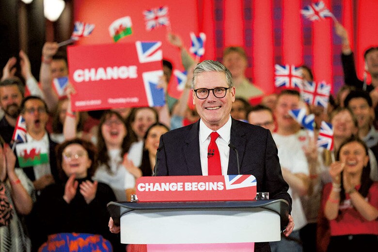 選挙の祝賀会で演説をする労働党のスターマー党首（7月5日）　SUZANNE PLUNKETTｰREUTERS