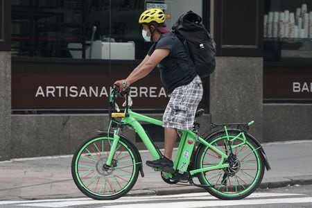 世界中の新型コロナウイルス感染者が１０日、２０００万人を突破したことがロイターの集計で分かった。ニューヨークで７日撮影（２０２０年　ロイター/CARLO ALLEGRI）