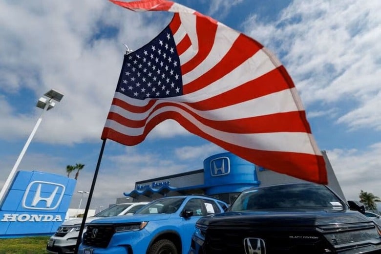 トランプ米大統領の関税強化による影響を軽減するため、企業に米国での事業拡大や工場建設を検討する動きがある。写真は３月、カリフォルニア州アーバインのホンダ販売店で撮影（２０２５年　ロイター/Mike Blake）