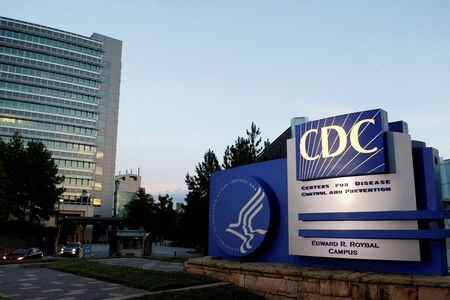 　３月１０日、米疾病対策センター（ＣＤＣ）（写真）は、新型コロナウイルスの感染率が十分に低く屋内でのマスク着用が不要な地域に暮らす人が全人口の９８％になったと明らかにした。２０１４年９月撮影（２０２２年　ロイター／Tami Chappell）