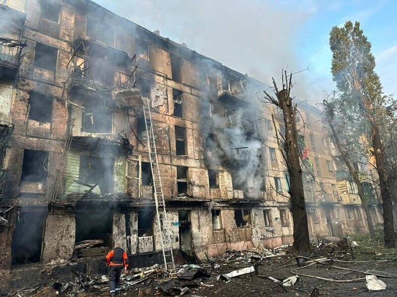 6月13日、ウクライナの当局者は、ロシア軍が未明にかけてウクライナ中部の都市クリブイリフに大規模なミサイル攻撃を仕掛け、少なくとも3人が死亡、25人が負傷したと明らかにした。同日撮影の現地当局による提供写真。