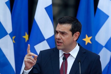 　７月２日、ギリシャのチプラス首相（写真）は閣議で、８月に第３次金融支援から脱却した後の同国の財政について、ギリシャは必要資金を資本市場で調達することが可能になるが、債務危機につながった過去の政策や選択に戻ってはならないと述べた。写真はアテネで６月撮影（２０１８年　ロイター／Costas Baltas）