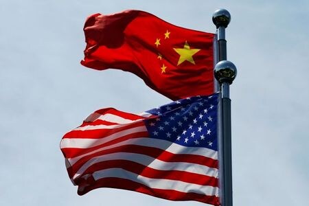 　１１月９日、中国外務省は、ジョー・バイデン氏に祝意を表明していない理由についての質問に、米国の選挙に関するコメントは国際的な慣習に従うとの考えを示した。写真は両国の国旗。上海で２０１９年７月撮影（２０２０年　ロイター／Aly Song）