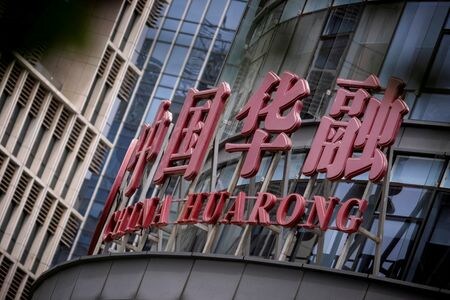 中国の不良債権受け皿会社、中国華融資産管理は２７日、消費者金融部門の株式７０％を１１億元（１億７２６４万ドル）で寧波銀行に売却すると発表した。中国華融のロゴ、北京で４月撮影（２０２１年　ロイター／Thomas Peter）