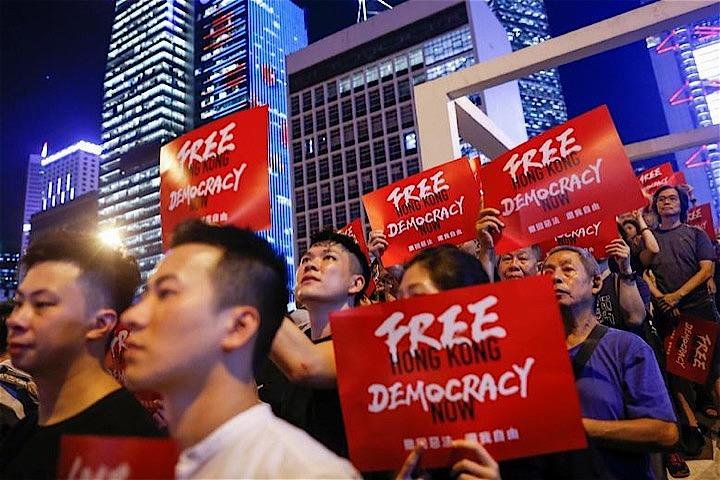 香港でデモに参加する人びと　REUTERS/Thomas Peter