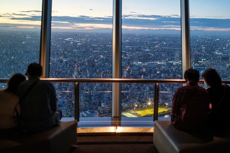 　７月１８日、７月のロイター企業調査で選択的夫婦別姓について聞いたところ、賛成が５割、反対が１割だった。写真は２０２１年８月、東京スカイツリーで撮影（２０２４年　ロイター/Marko Djurica）