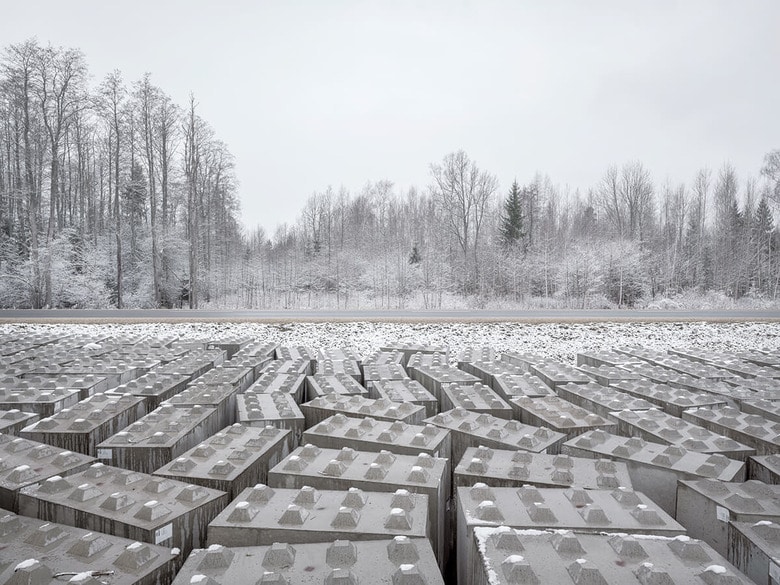 ロシア国境に近いラトビア東部の町カルサバの風景。国境防衛のため道路沿いには無数のコンクリートブロックが敷設されている