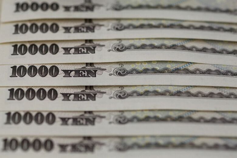 写真は1万円札。2013年2月に撮影。REUTERS/Shohei Miyano