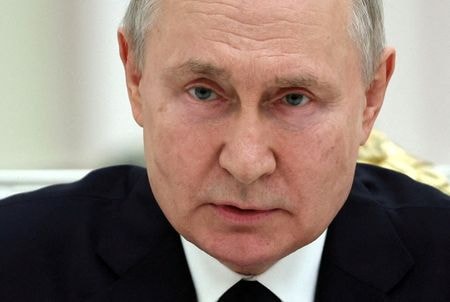 ロシアのプーチン大統領（写真）は１３日、来訪中のパレスチナ自治政府のアッバス議長と会談し、ロシアはパレスチナの惨状に心を痛めており、パレスチナの国家樹立への意志を支持すると述べた。提供写真。２０２３年６月撮影（２０２４年　ロイター/Sputnik/Mikhail Tereshchenko/Pool via REUTERS）