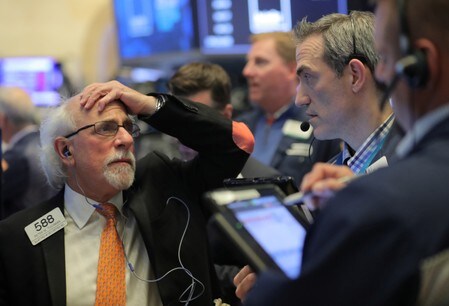 11月13日、世界的な株安が、再び広がった。今回のきっかけは米アップルのスマートフォン「iPhone」の販売不振に伴うハイテク部品の需要減退懸念だ。写真はニューヨーク証券取引所で12日撮影（2018年　ロイター／Brendan McDermid）