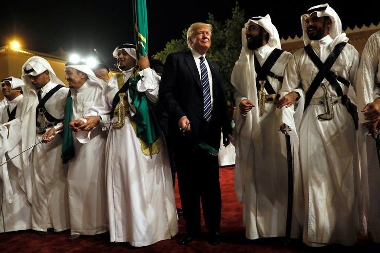 サウジアラビアの歓待を受けダンスに参加したトランプ　Jonathan Ernst-REUTERS